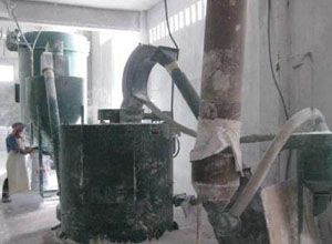 篩分膨潤土現(xiàn)場，要求90%物料過篩